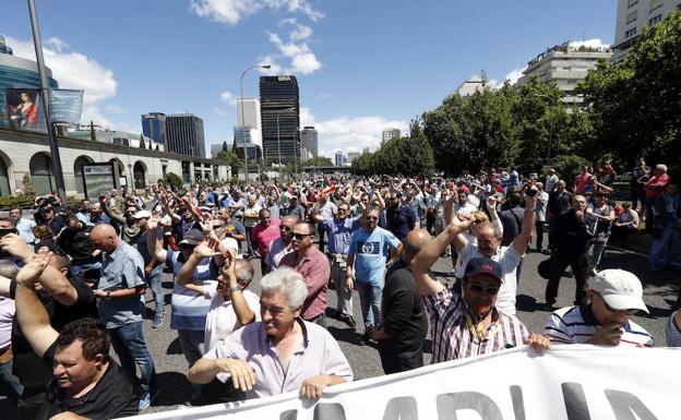 Miles de taxistas se manifiestan contra Uber y Cabify