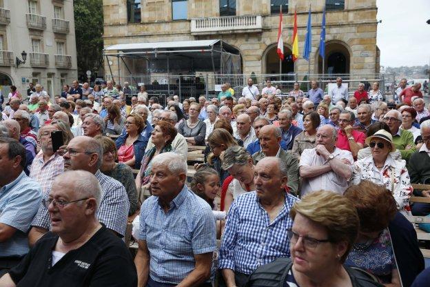 Rosas y ovaciones para la tonada