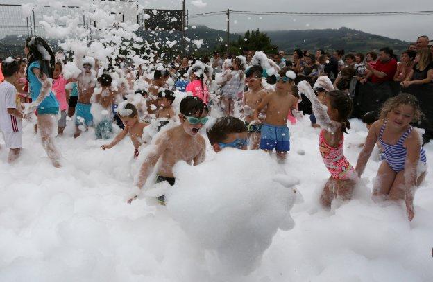 Granda se da un baño de espuma