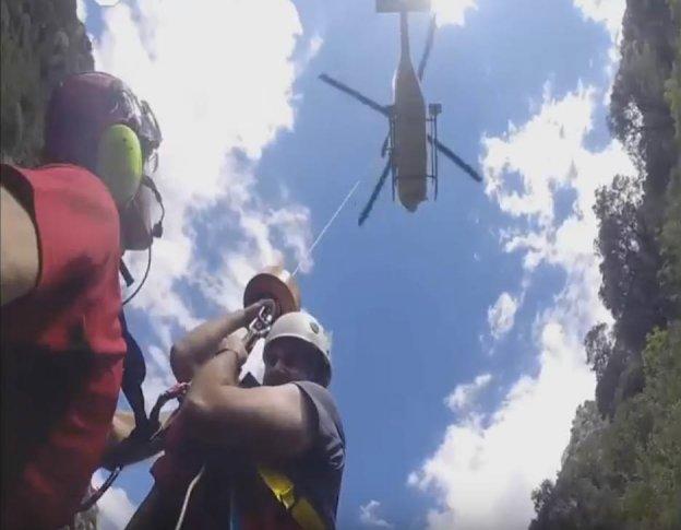 Cae por un desfiladero y queda agarrado a un árbol en Proaza