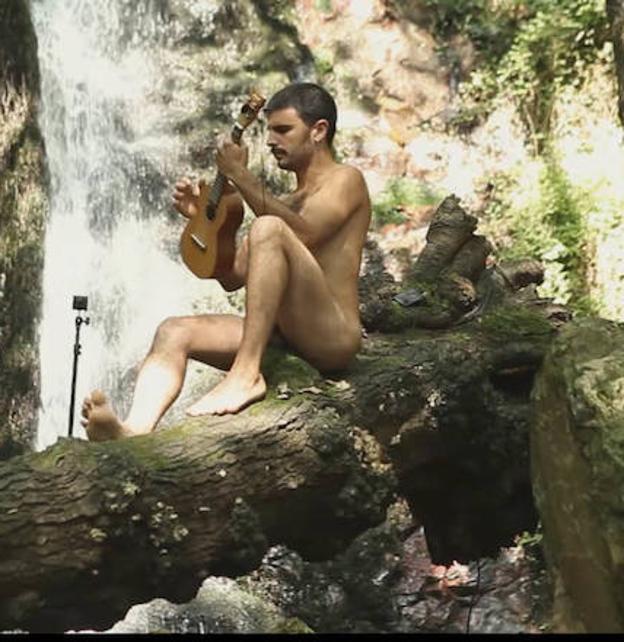 Rodrigo Cuevas desnudo para promocionar Oviedo