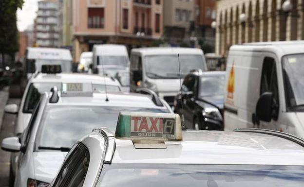 Xixón Sí Puede pide señalizar «de forma adecuada» las paradas del taxi turístico