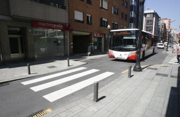 Un conductor de autobús evita el atropello de una mujer con problemas psiquiátricos