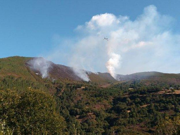 Arden 70 hectáreas en 48 horas en los montes de Ibias