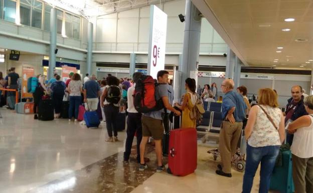 Cancelado el vuelo a Ginebra, que esperaban un centenar de pasajeros