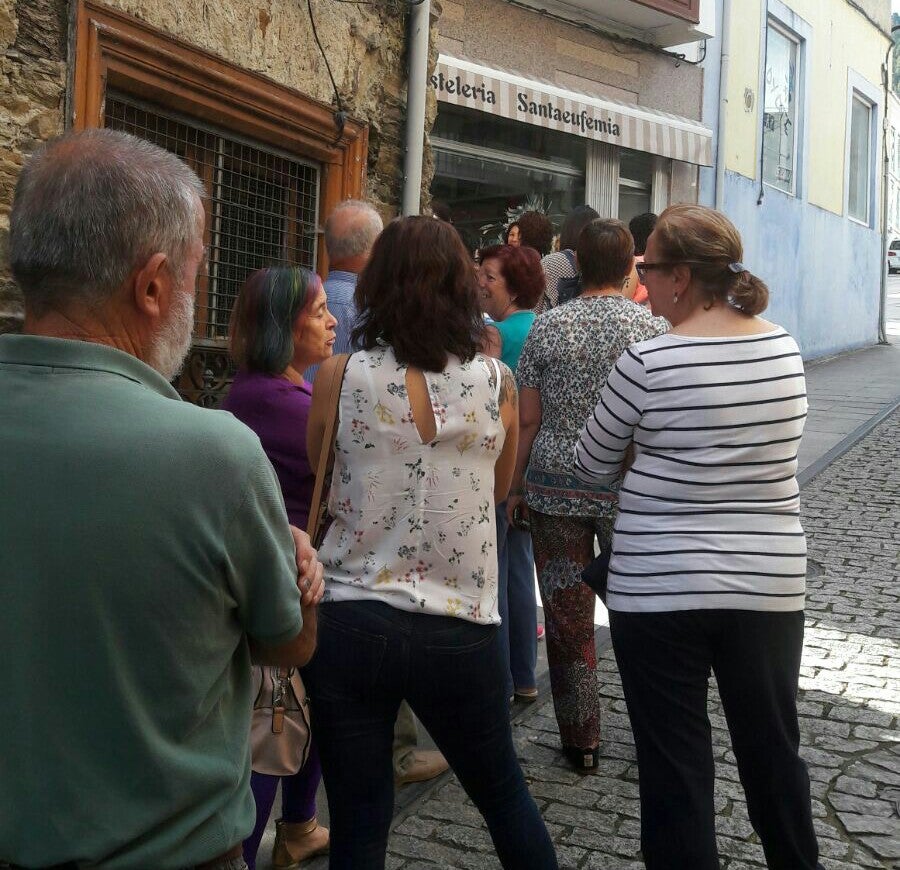 Colas de una hora para despedir a la pastelería Santaeufemia de Vegadeo