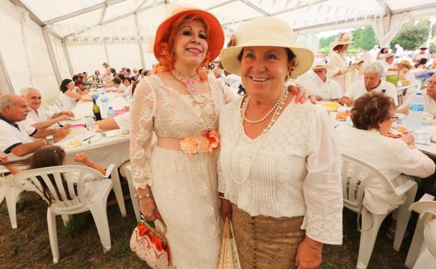 Unas 700 personas disfrutan de la comida de indianos deTrasona