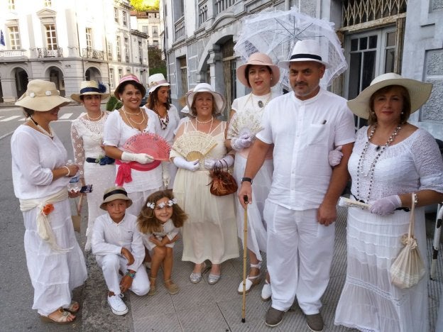 Pola de Allande se viste de blanco para celebrar la Fiesta del Emigrante