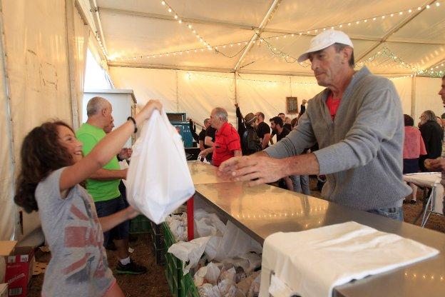 Las fiestas de San Antonio finalizan con la entrega del bollo de chorizo