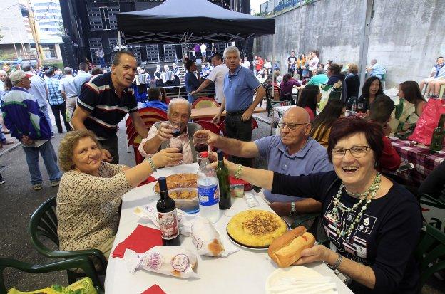 La Banda de Gaitas Ciudad de Oviedo cierra las fiestas de Santa Gemma