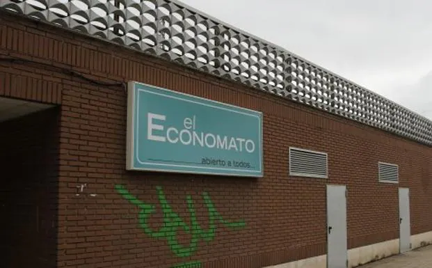 La marca de 'El Economato' ya luce en los antiguos locales de Hunosa