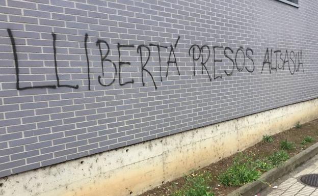 Denuncian pintadas a favor de los presos de Alsasua en El Entrego