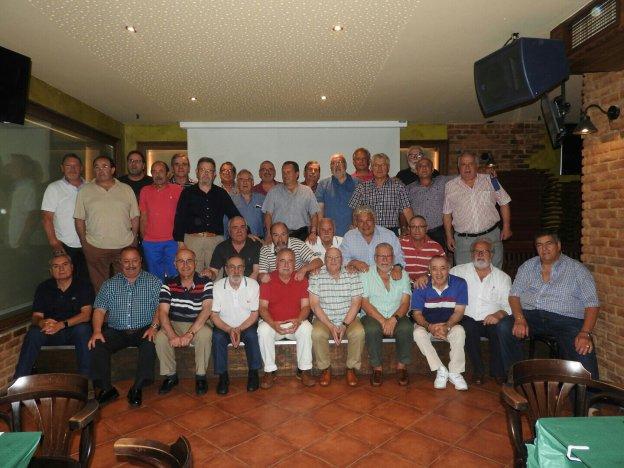 Una treintena de amigos de Ceares celebran la festividad de Santiago