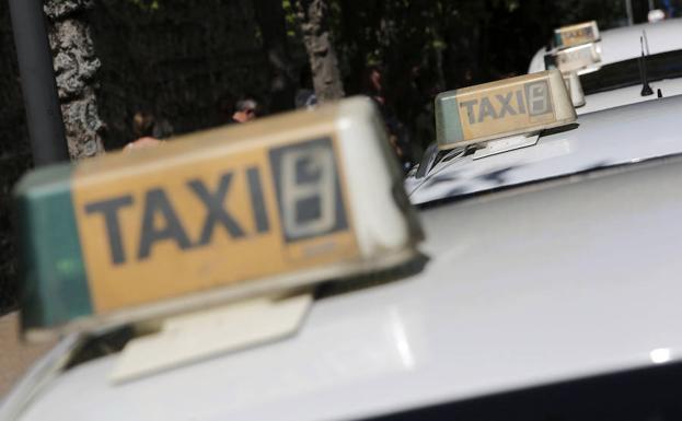 Estrella su taxi para evitar un robo a punta de navaja