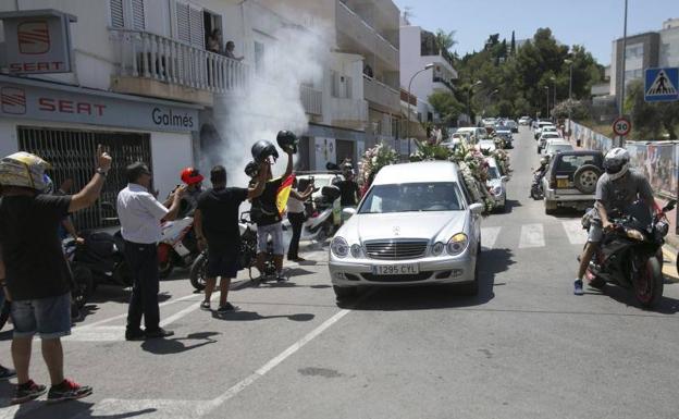 Ibiza despide a Ángel Nieto en un emotivo funeral acompañado de 500 motos