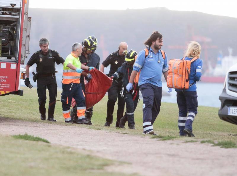 El rescate del cadáver del hombre desaparecido en Gijón en imágenes