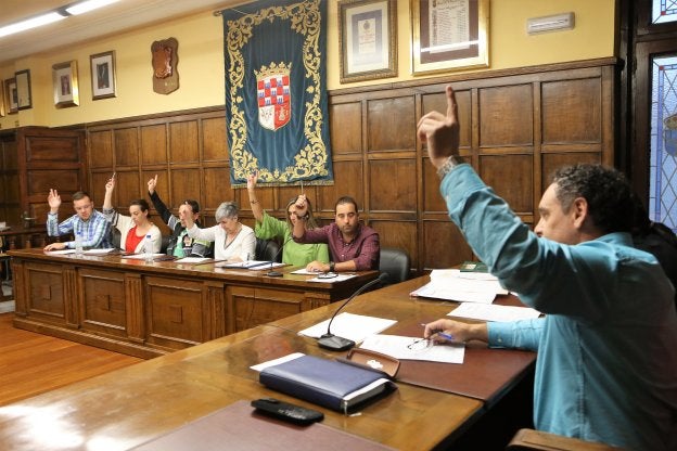 La oposición suspende al gobierno de Nava