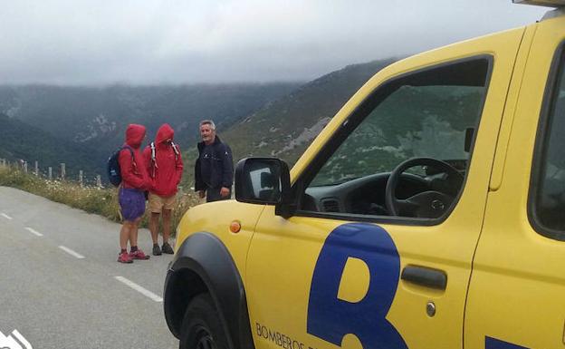 Rescatan a dos peregrinos que se habían desorientado por la niebla en Allande