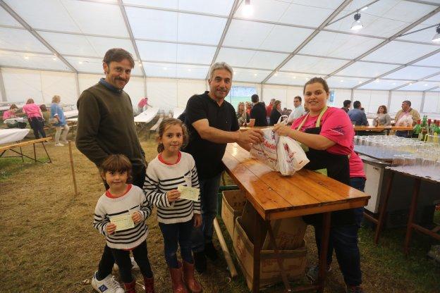 Ochocientos comensales despiden con entrecot y tortilla las fiestas de Fano