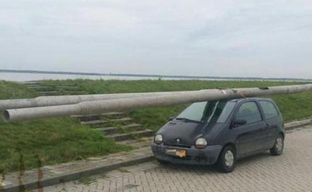 Un borracho roba dos farolas y se las lleva en su Twingo