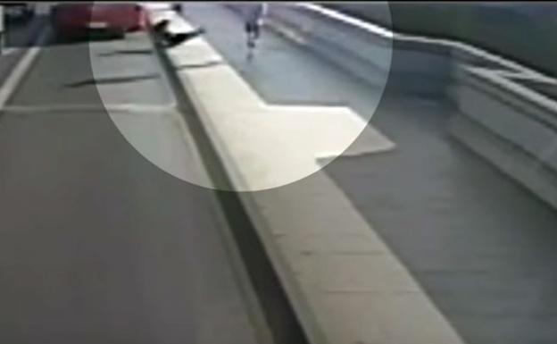 Tratan de localizar a este corredor que empujó a una mujer contra un autobús