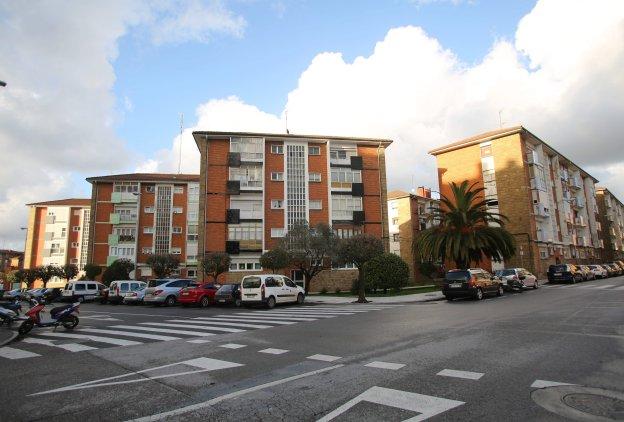 Tres diseños optan a ser la nueva imagen de las viviendas sindicales de Contrueces