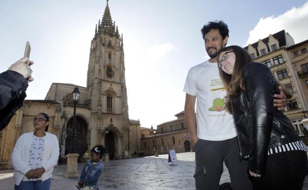 Coppet, el malo de 'El Príncipe', inicia en Oviedo el Camino de Santiago por una buena causa