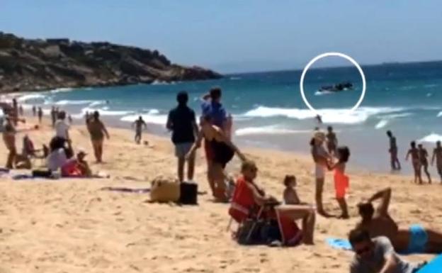 Los bañistas estaban disfrutando de un día de playa y, de repente, apareció una patera