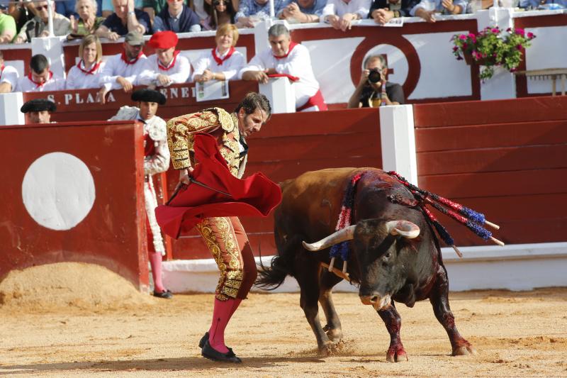 Padilla corta una oreja en la primera corrida de la Feria de Begoña