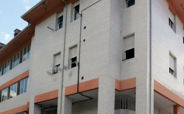 El incendio en una vivienda de Turón deja tres intoxicados leves por inhalación de humo