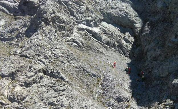 Fallece un montañero al caer unos 200 metros en el Peña Ubiña