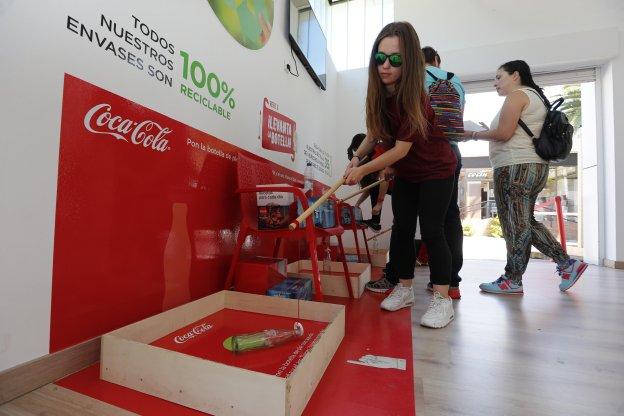 «Cuando coma traigo la lata para reciclar»