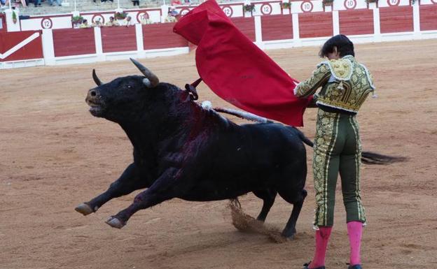 Roca Rey abre la puerta grande en El Bibio