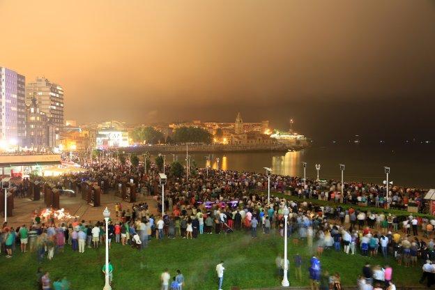 La Policía aísla el Muro para garantizar la seguridad durante la Noche de los Fuegos en Gijón