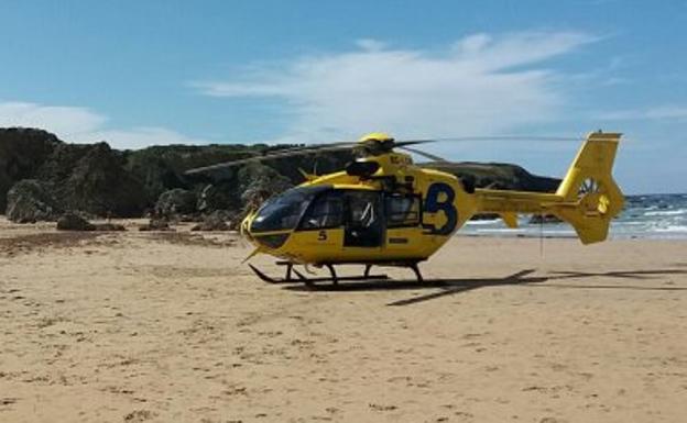 Fallece una mujer en la playa de Penarronda tras sufrir un infarto mientras se bañaba