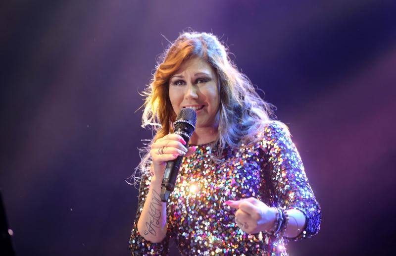 Tamara inunda de boleros la Plaza Mayor de Gijón