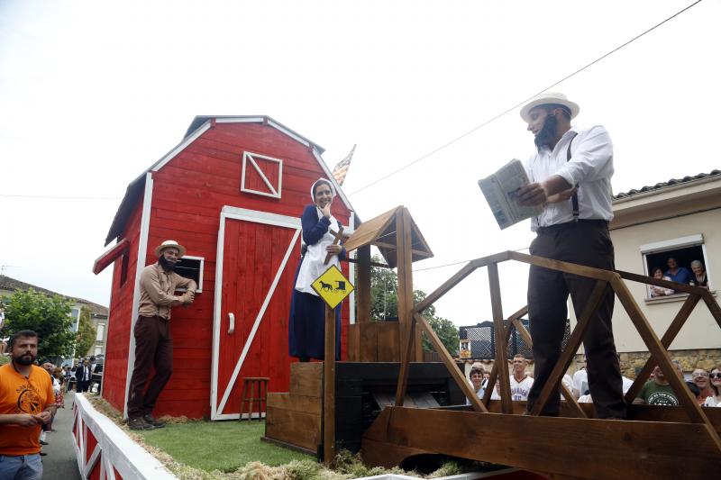 Espectacular desfile de las carrozas de Valdesoto