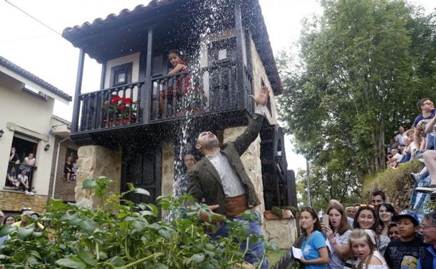 El espectáculo de las carrozas llena Valdesoto