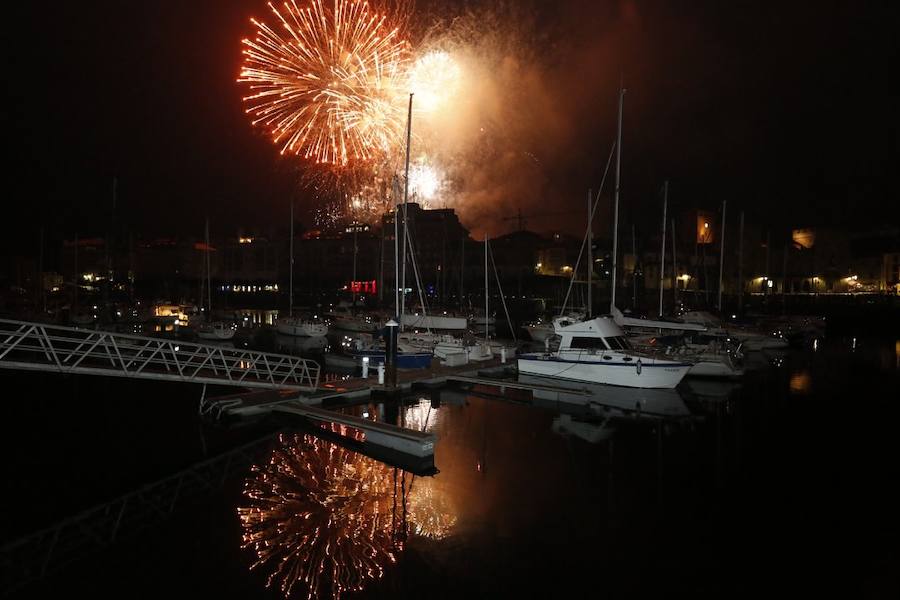 Las inolvidables postales de Gijón que deja la noche de los fuegos