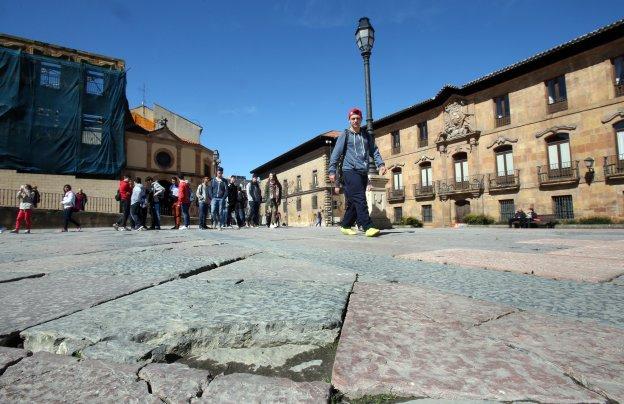 El Ayuntamiento encarga un proyecto para reparar el firme de la plaza de la Catedral
