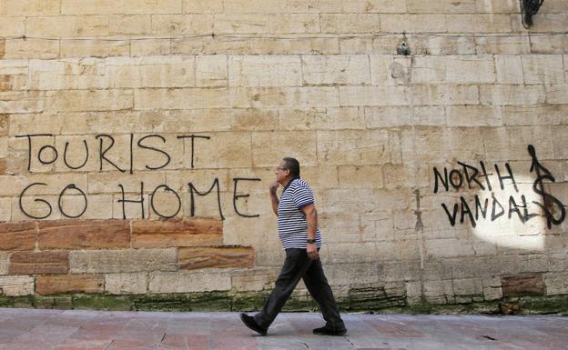 De Lorenzo: «La turismofobia es cosa de descerebrados, como quienes practican ese turismo de borrachera»