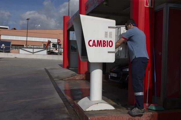 Utilizan una radial para robar en una estación de servicio de la avenida de Roces