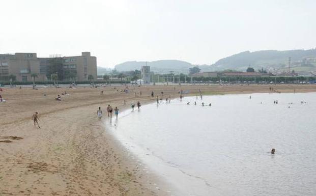 Dos agentes fuera de servicio rescatan a un bañista en El Arbeyal