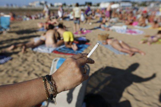 Gijón declara la guerra a las colillas en las playas