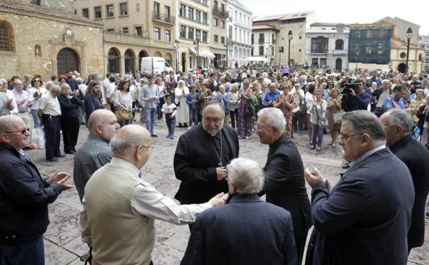 La Plaza de la Catedral de Oviedo recuerda a las víctimas de Barcelona con un minuto de silencio