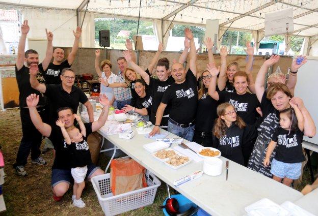 Sombreros rojos en el prau de la fiesta de Contrueces