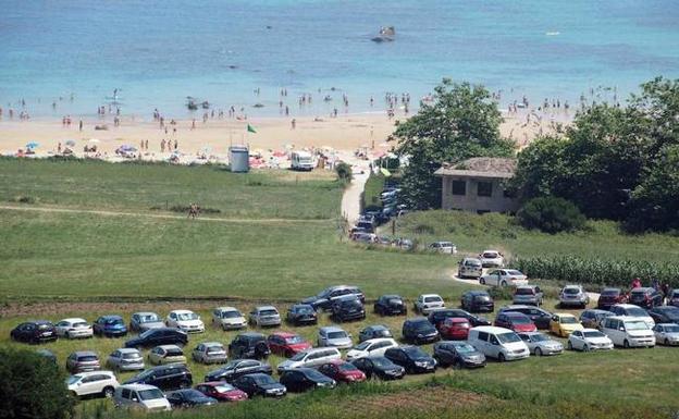 Lo que cuesta aparcar junto a la playa