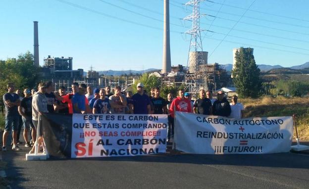 Trabajadores de Asturleonesa bloquean la entrada de carbón de importación en la térmica de Compostilla