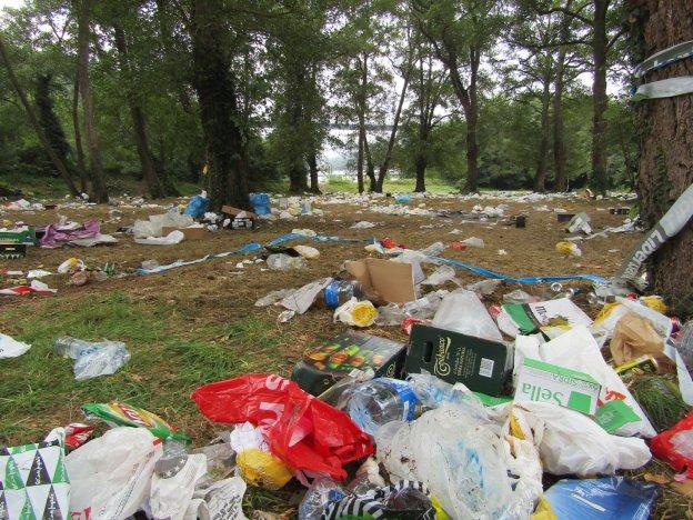 Las fiestas de San Timoteo dejan en el prau cientos de toneladas de basura