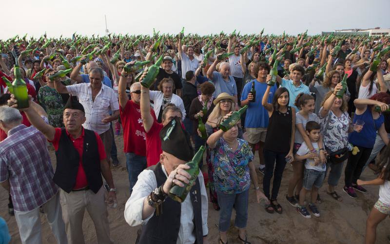 Así fue la fiesta del récord de escanciado simultáneo en Gijón
